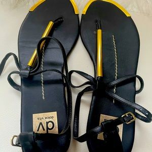 DV DOLCE VITA
Flat black leather flats gold accent